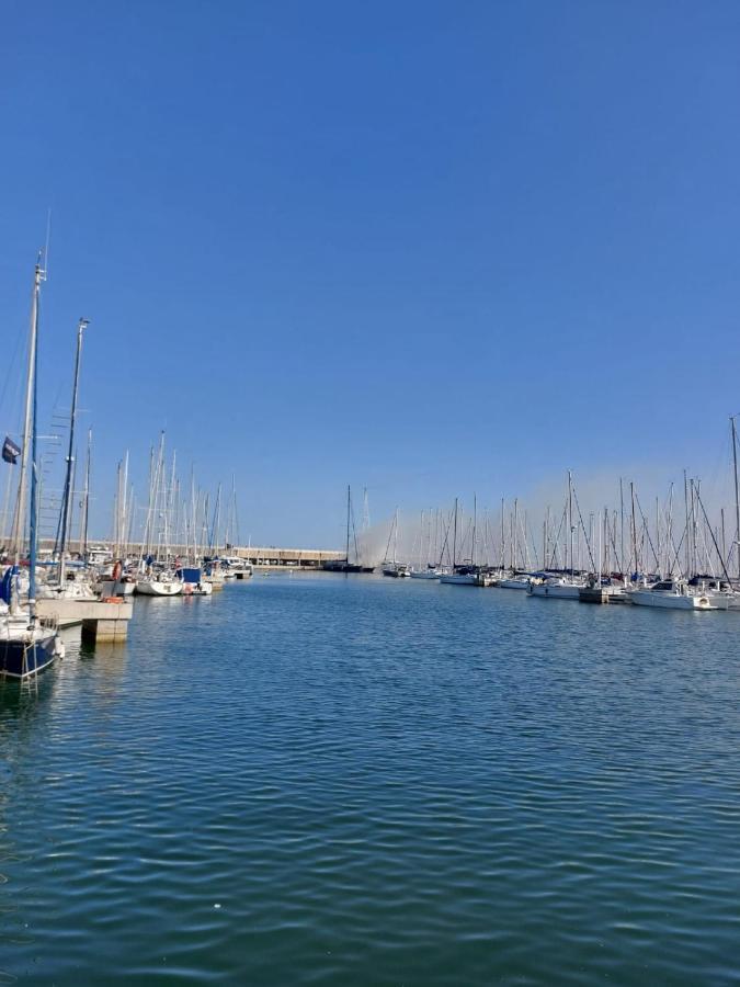 Отель Precioso Barco En Barcelona Бадалона Экстерьер фото